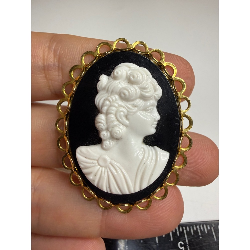 Vintage Cameo Brooch Gold Tone Scalloped Frame Black White Portrait Pin